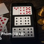 Bàn chơi phỏm 789club trực tuyến với các lá bài tá lả được xếp thành phỏm trên điện thoại