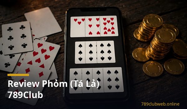 Bàn chơi phỏm 789club trực tuyến với các lá bài tá lả được xếp thành phỏm trên điện thoại